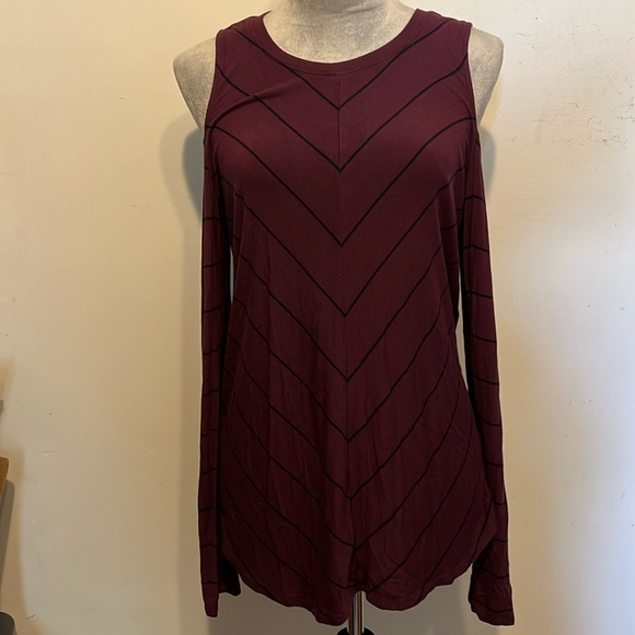 Cold Shoulder top - Picture 1 of 5